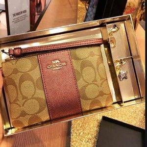 🎀Limit Edition Coach Wristlet